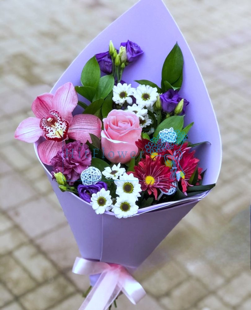 Букет цветов Нежная симфония Букет цветов из: Хризантемы, Розы, Орхидеи и Лизиантусы